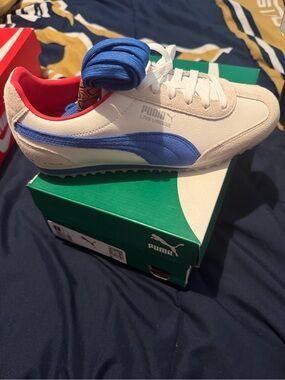 Puma womens las Vegas edition White Sneakers with Blue Stripe and Red Lining